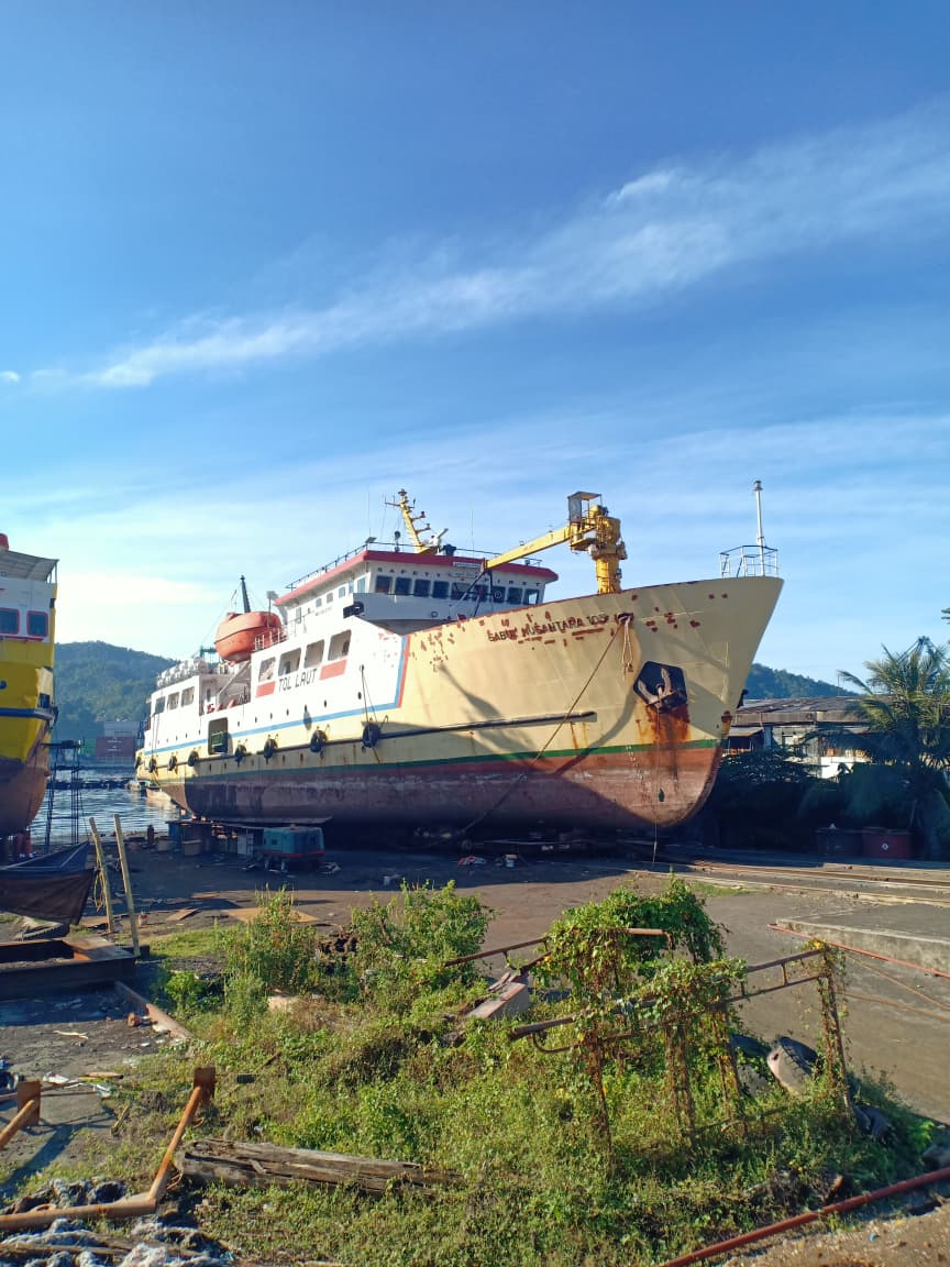 Docking repair KM. Sabuk Nusantara 105 di fasilitas slipway IV PT IKI (Persero) Unit Bitung