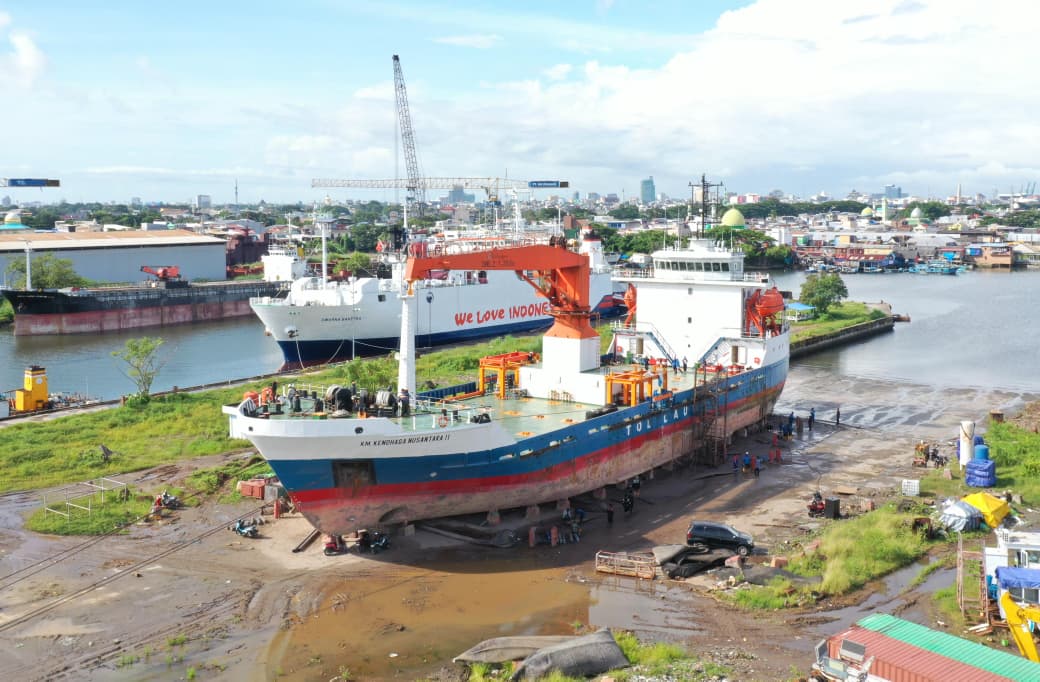 Docking repair KM Kendhaga Nusantara 11 di fasilitas Airbag PT IKI (Persero) Makassar